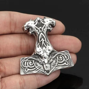 Detailansicht des Wikinger Thors Hammer Anhänger Wolf Kette mit Skoll und Hati