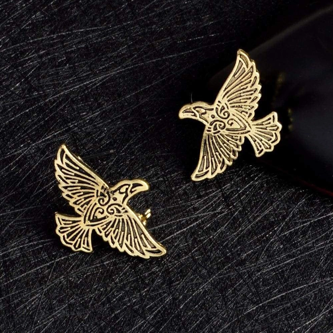 Traditionelle Wikinger Fibel mit Odins Raben Huginn und Muninn