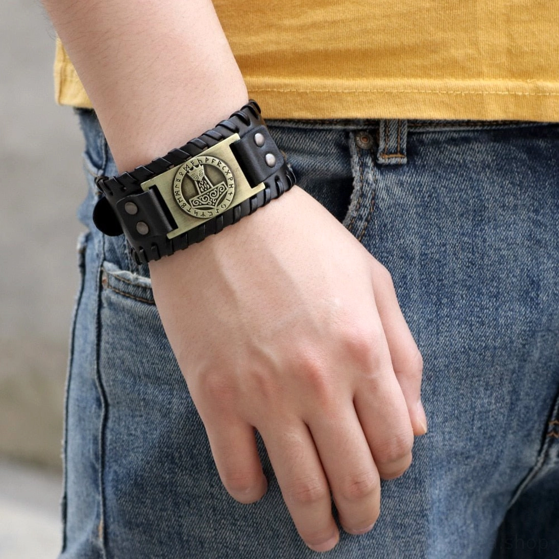 Tragetest Wikinger Armband mit Mjölnir an männlichem Handgelenk