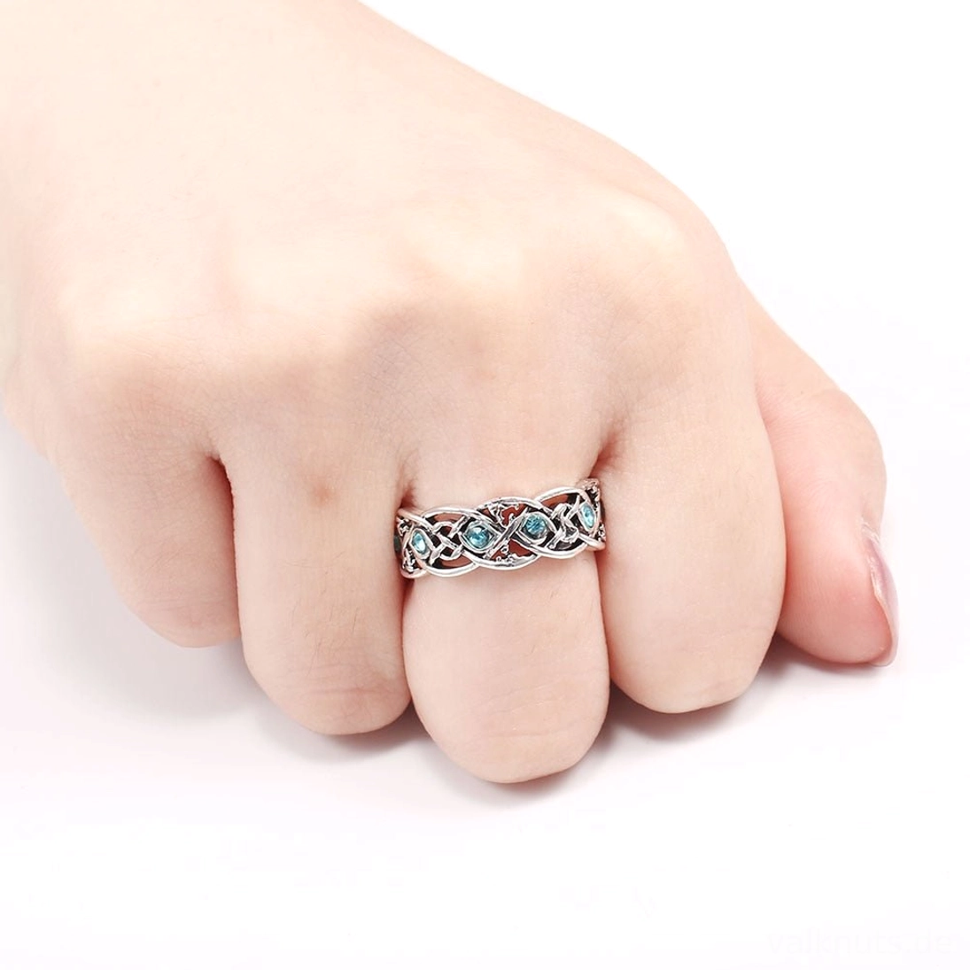 Wikinger Ring keltischer Wolf auf Finger getragen, Tragebeispiel