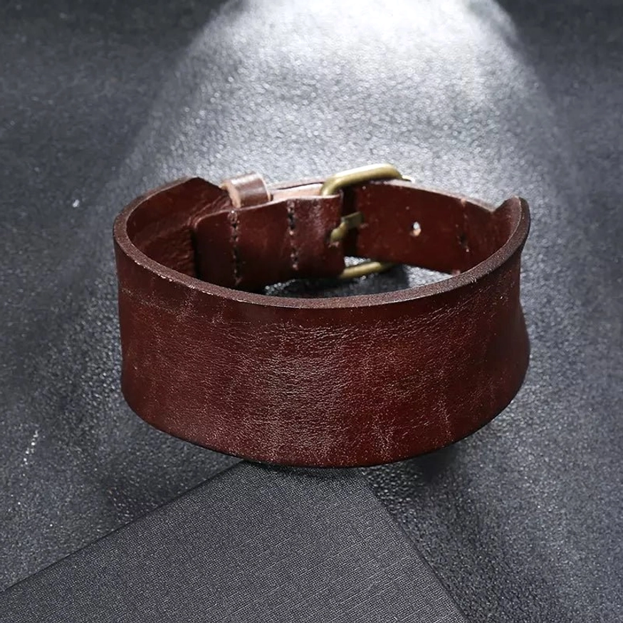 Tragebild braunes Wikinger Leder Armband am Handgelenk