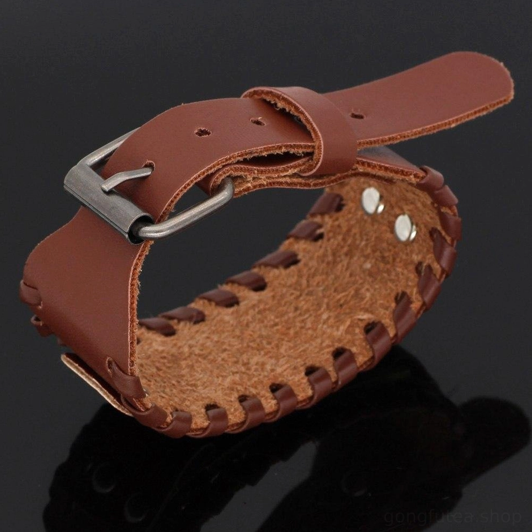 Nahaufnahme vom Valknut Symbol auf Wikinger Leder Armband