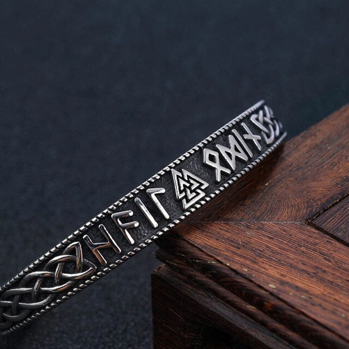 Valknut Symbol auf Wikinger Armreif, nordisches Amulett für Männer und Frauen
