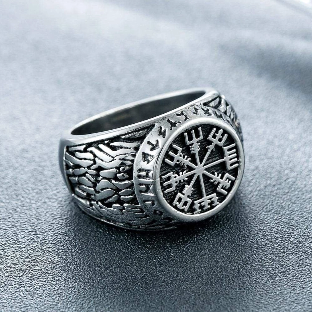 Vegvisir Wikinger Ring golden getragen an der Hand
