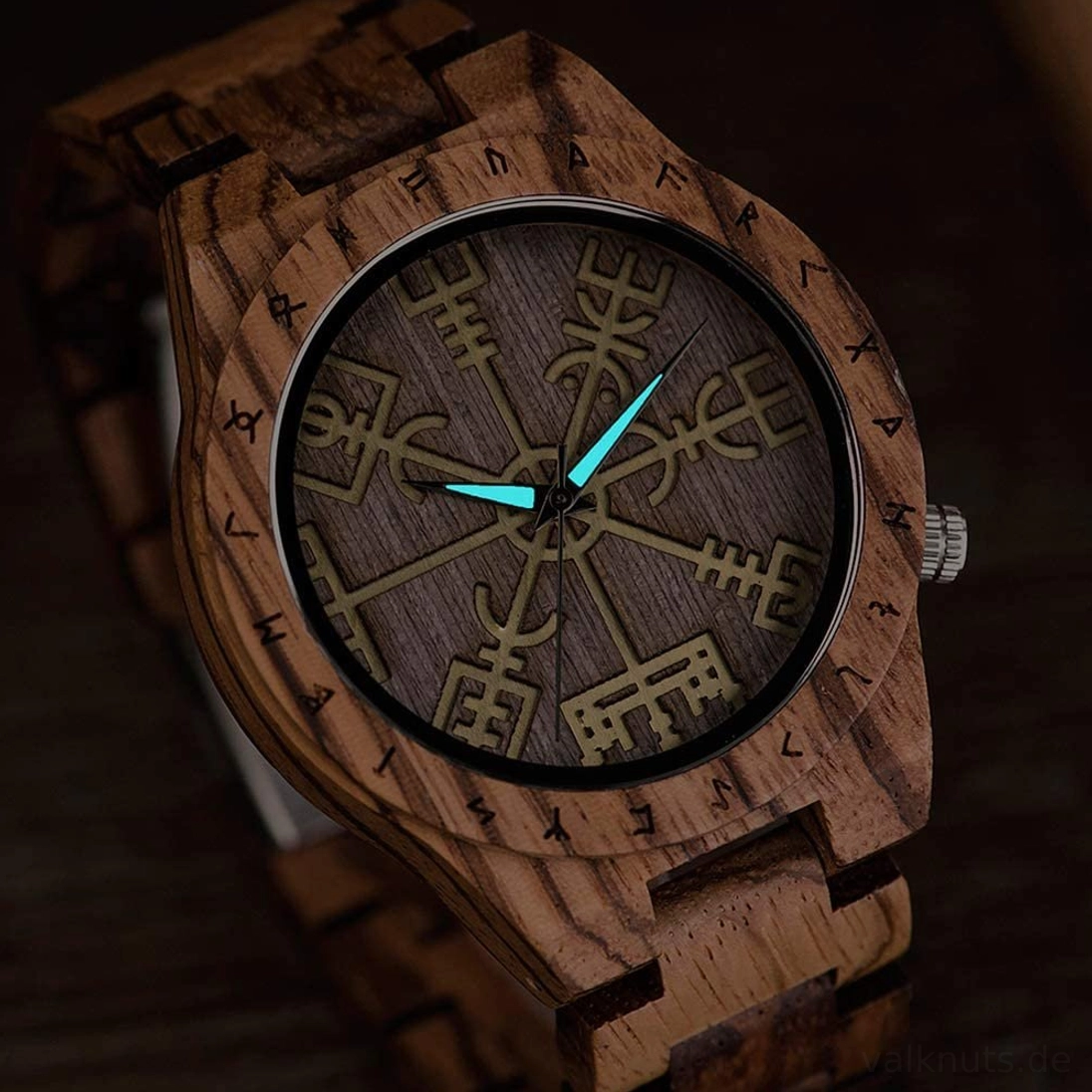 Vegvisir Wikinger Uhr aus Holz Detailansicht der Gravur