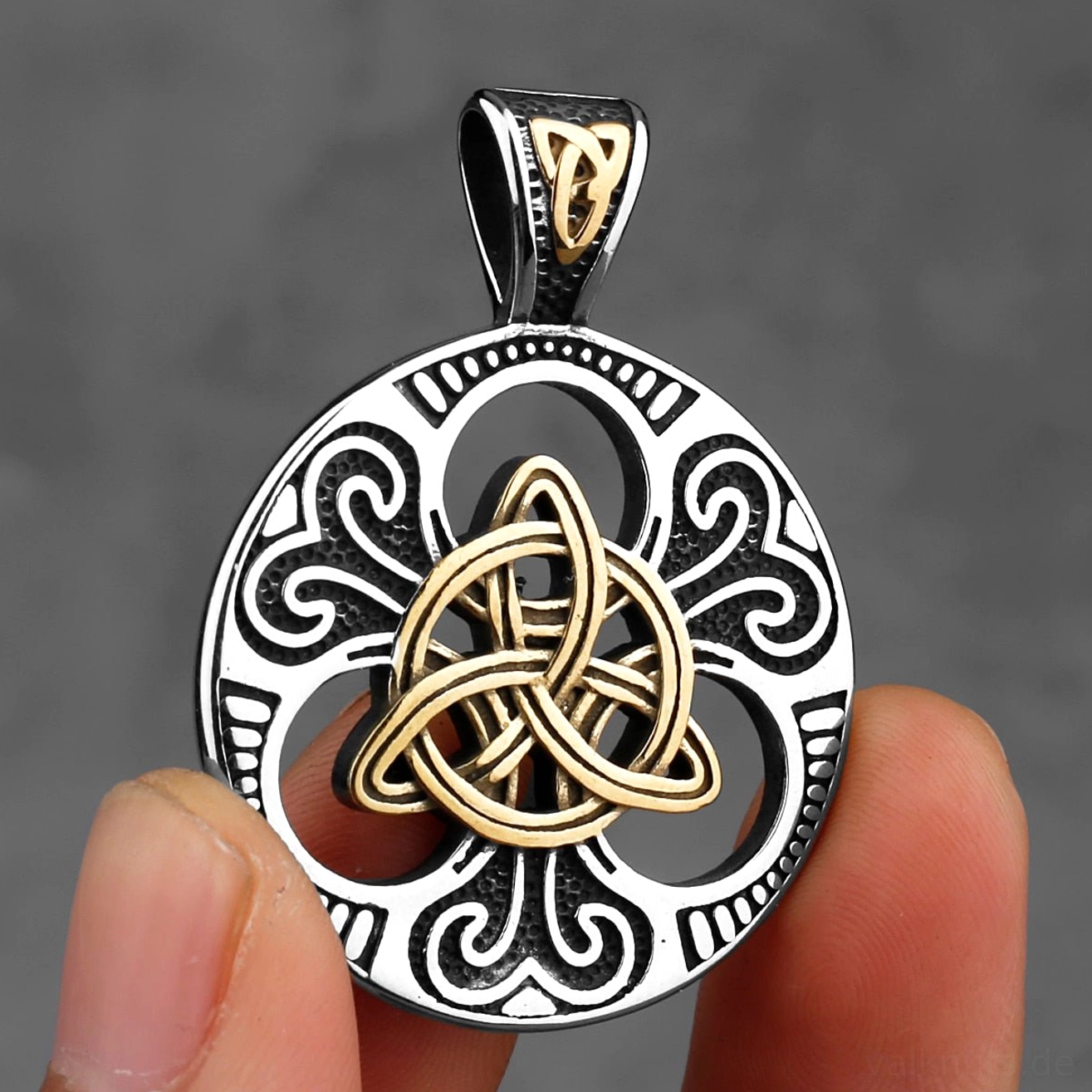 Verpackte Wikinger Kette mit Triquetra Knoten als Geschenk für Kultur Liebhaber