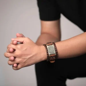 Verschiedene Varianten handgemachter Wikinger Armbänder mit Vegvisir Symbol