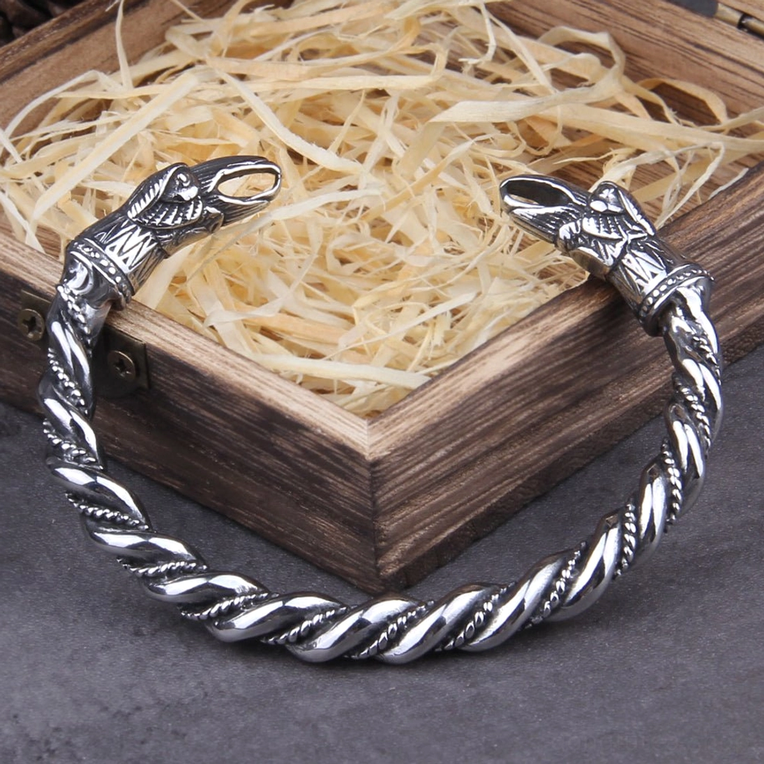Verstellbarer Wikinger Armreif mit Huginn und Muninn, Gesamtansicht