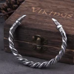 Verstellbarer Wikinger Armreif aus Edelstahl mit Raben Motiv, nordisches Pagan Schmuck in Holzbox