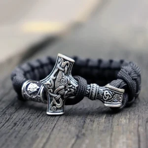 Verstellbares Paracord Wikinger Armband mit Mjolnir Anhänger und Runen Perlen