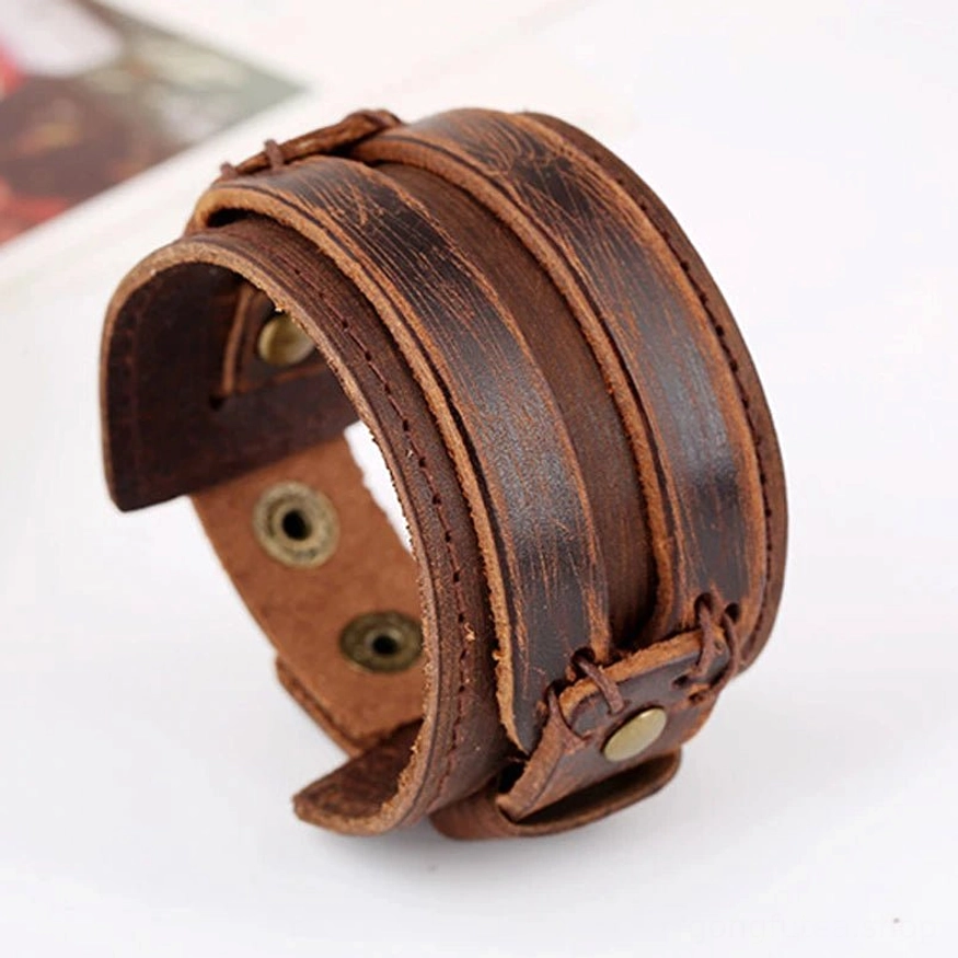 Vintage Wikinger Armband aus braunem Leder, Detailansicht der Naht und Textur