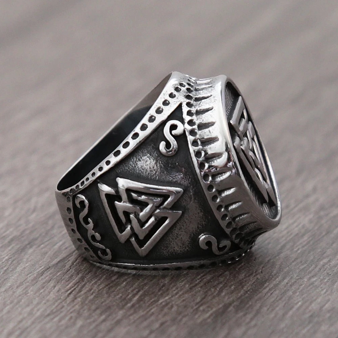 Vintage Wikinger Ring mit Triple Valknut, Seitenansicht mit Ornamenten