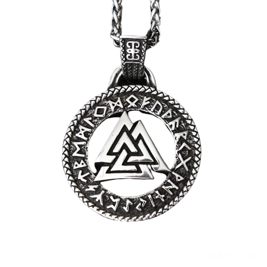 isolierte ansicht der Wikinger Halskette mit valknut und runen als nordisches accessoire