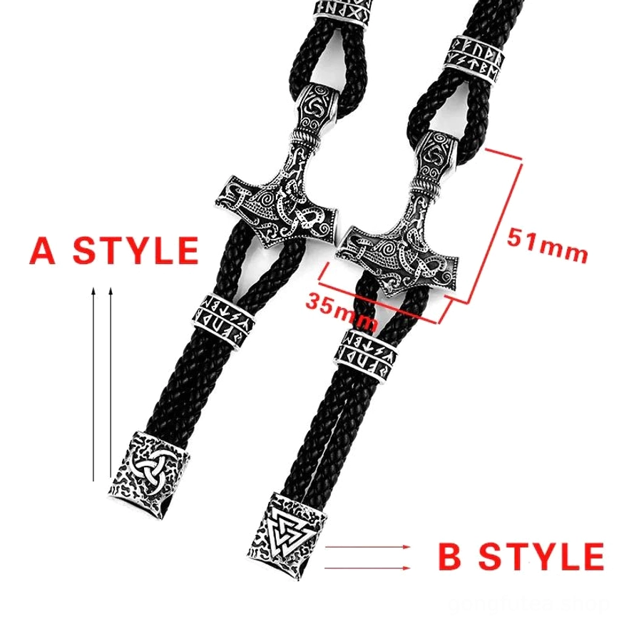 Vollständige Ansicht des schwarzen Leder Wikinger Armbands mit Thors Hammer