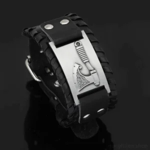 Vollständige Ansicht des Wikinger Axt Leder Armband mit traditioneller nordischer Symbolik