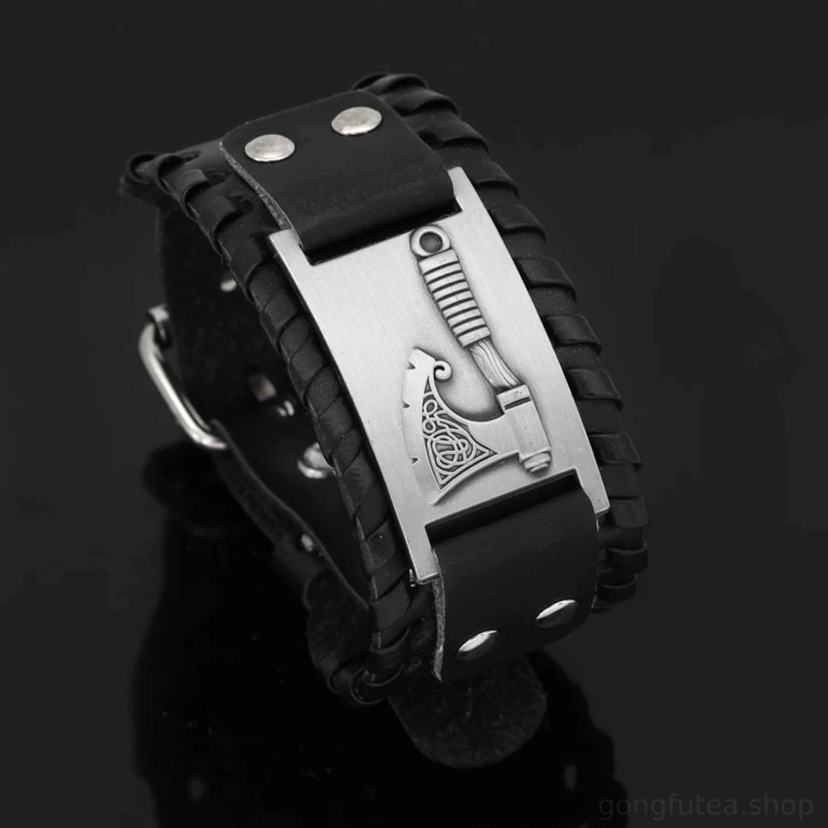 Vollständige Ansicht des Wikinger Axt Leder Armband mit traditioneller nordischer Symbolik