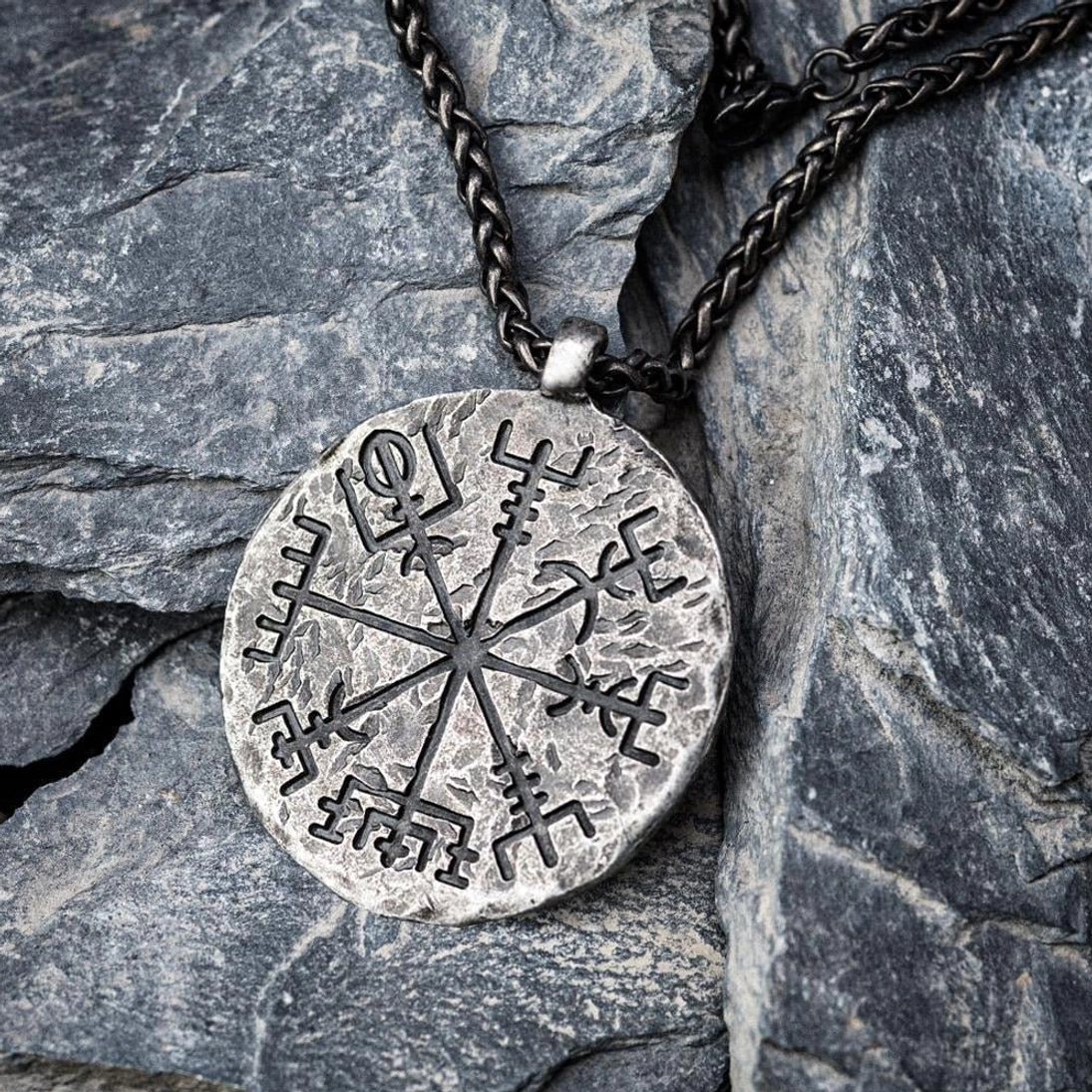 Vollständige Wikinger Halskette Vegvisir mit 60 cm Kette, nordisches Wikinger Schmuckstück