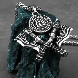 Detailansicht des Wikinger Anhängers mit Doppelaxt und Valknut Symbol