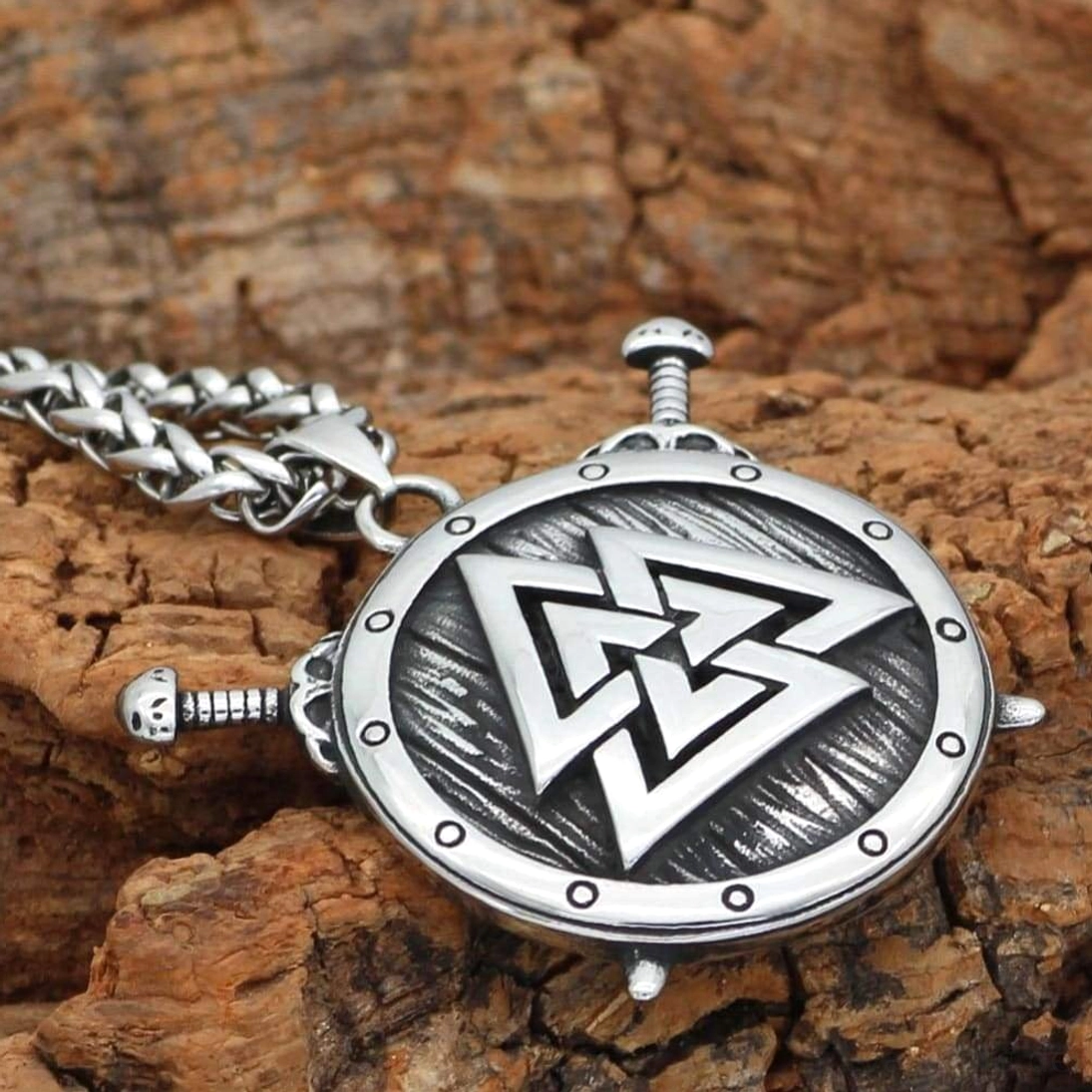Gesamtansicht der Wikinger Kette mit Wikinger Schild und Valknut Anhänger