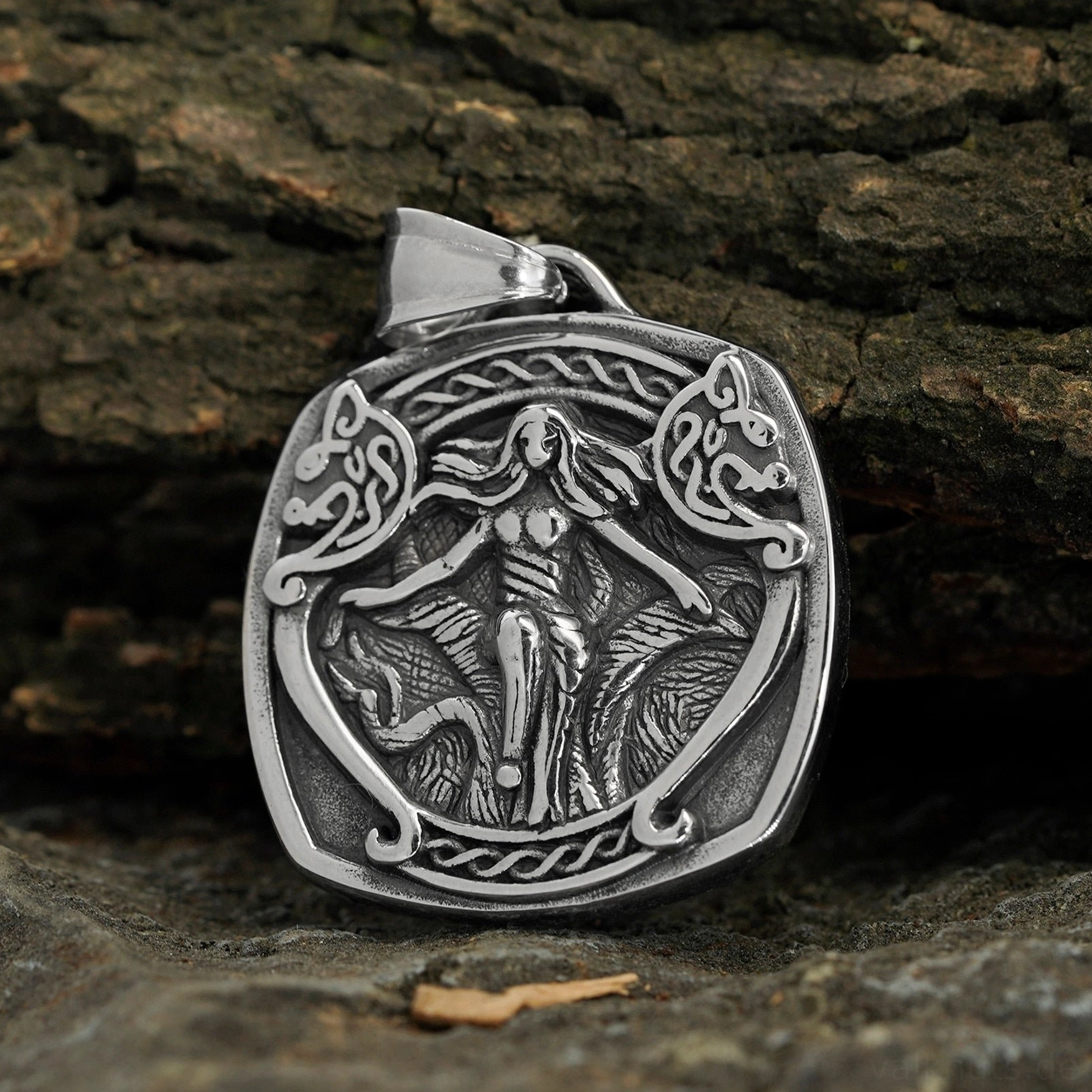 Nahaufnahme der Gravur der Göttin Freya auf dem Wikinger Anhänger