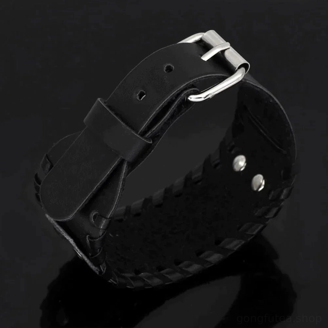 Verstellbares Wikinger Armband Aegishjalmur, Detailansicht der gravierten Metallplatte