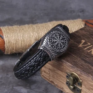 Nahaufnahme der Gravur des Aegishjalmur auf dem Wikinger Armband