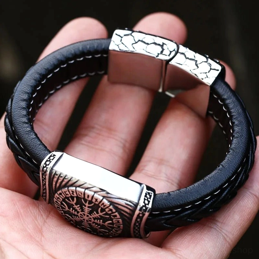 Detailansicht der Lederverarbeitung des Wikinger Armbands