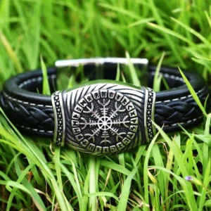 Nahaufnahme des Aegishjalmur Symbols auf dem Wikinger Armband