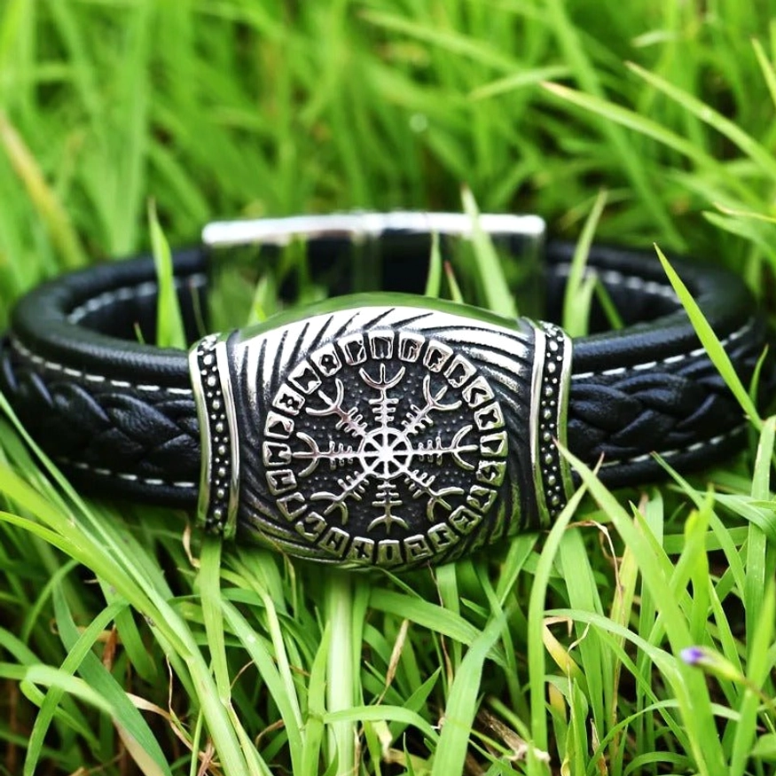 Nahaufnahme des Aegishjalmur Symbols auf dem Wikinger Armband