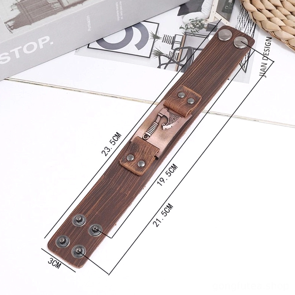 Wikinger Armband Axt Leder am Handgelenk getragen, zeigt Passform und Design