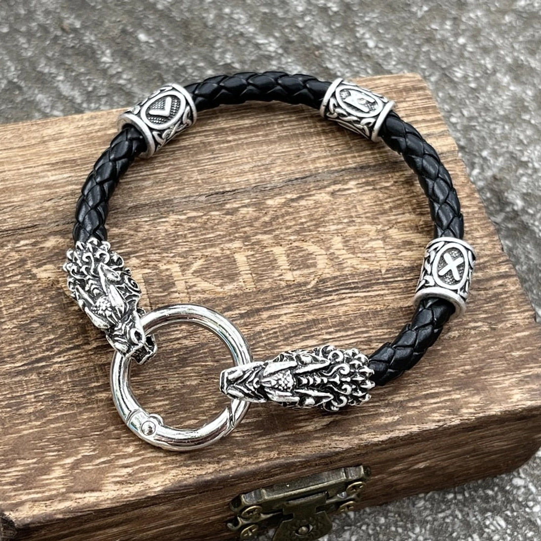 Antik Bronze Wikinger Armband mit Wolfsköpfen und Runen, nordische Mythologie
