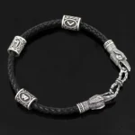 Wikinger Armband aus Leder mit Odins Raben und Runen, schwarzes Leder mit silbernen Metallelementen