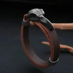 Wikinger Armband aus Leder mit Rabenschädel Odin Symbol vintage design