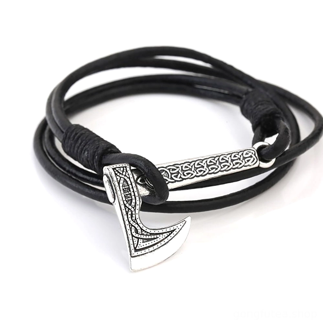 Nahaufnahme des verzierten Axtanhängers vom Wikinger Armband
