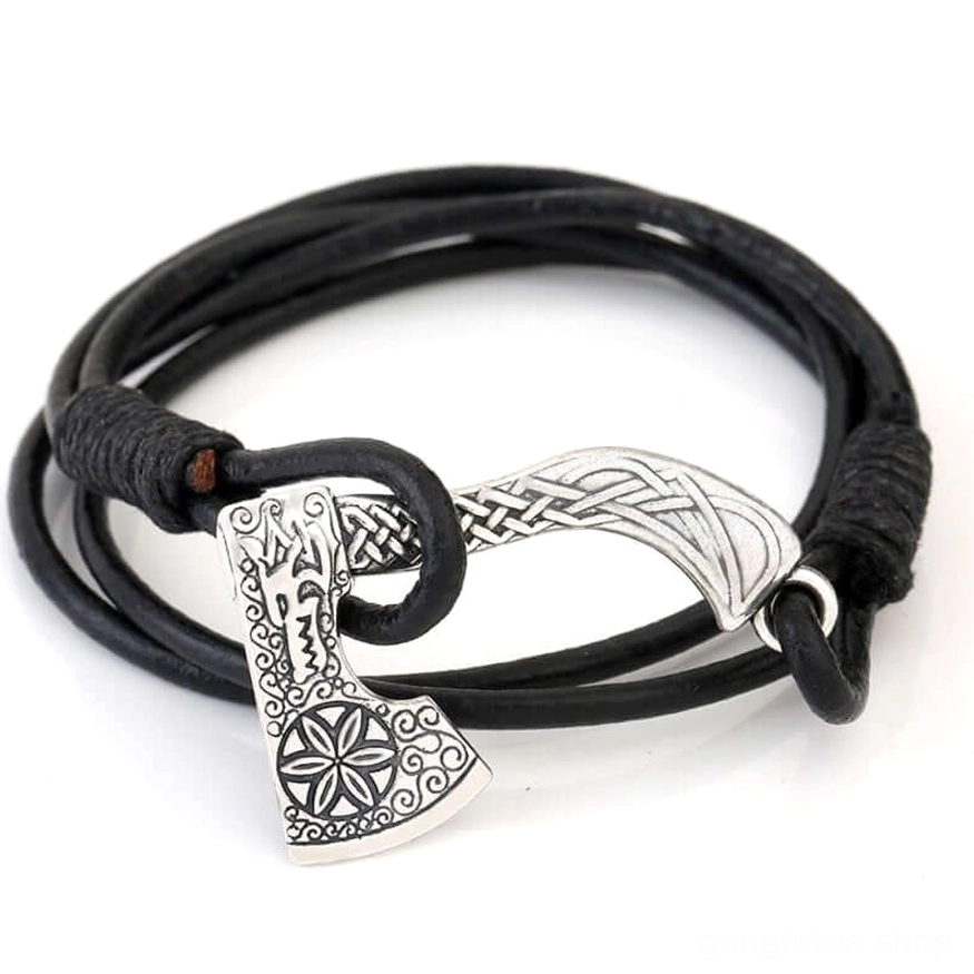 Wikinger Armband Axt Leder Nahaufnahme