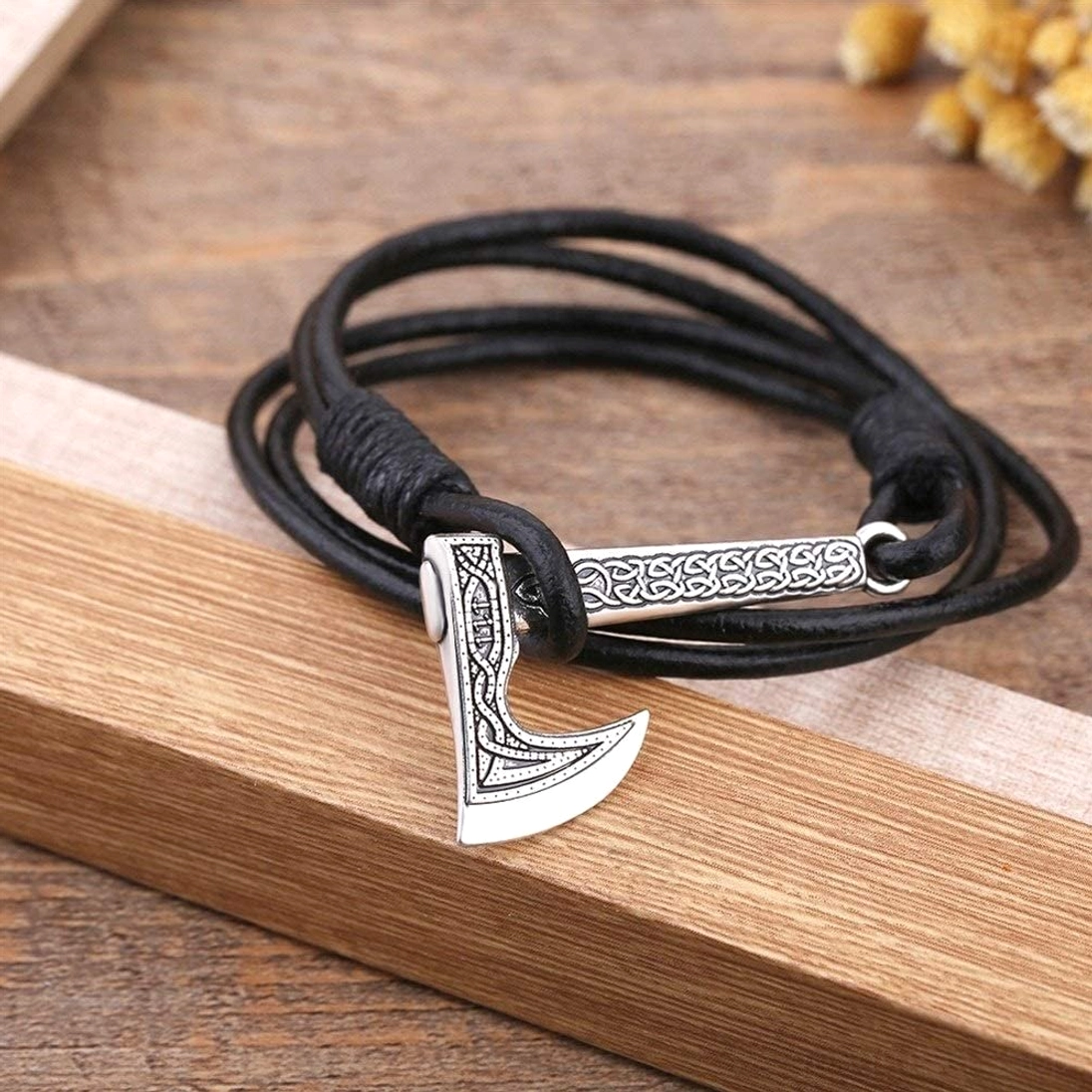 Wikinger Armband mit Wikinger Axt Anhänger aus Metall und schwarzem Leder