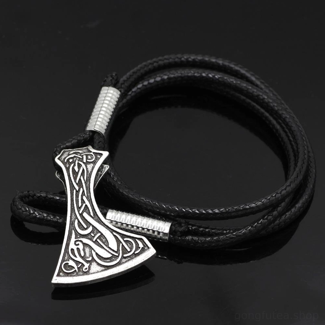 Wikinger Armband mit Axtkopf Nahaufnahme des Edelstahl Axtkopfes