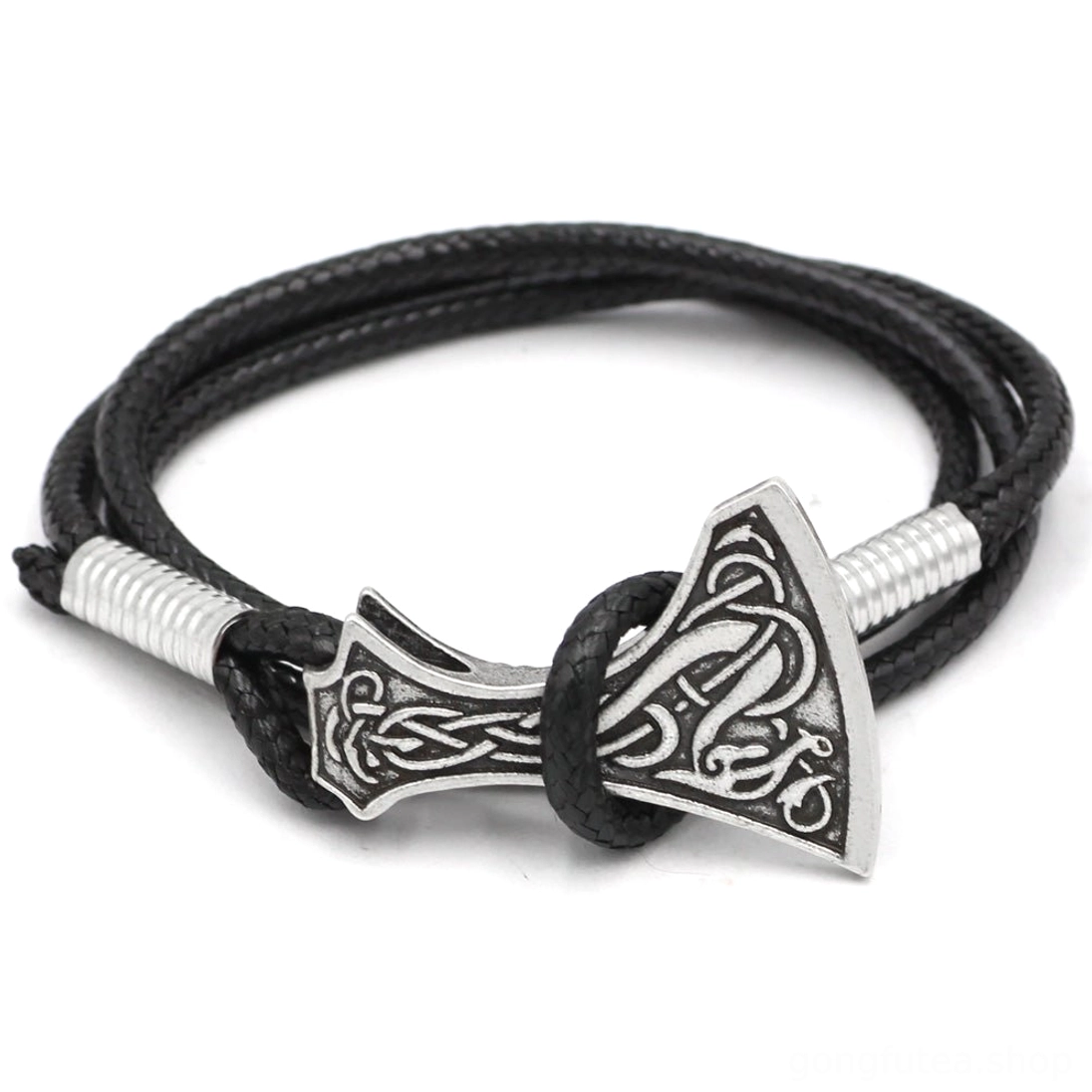 Wikinger Armband aus Leder mit Axtkopf am Handgelenk getragen