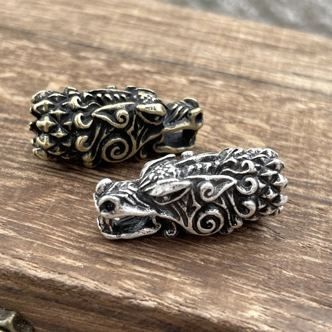 Detailansicht der Runen Perlen am Wikinger Leder Armband