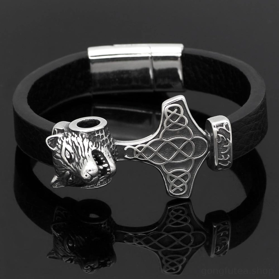 Wikinger Armband Leder, Detailansicht der Mjölnir Gravur und Wolfsfigur
