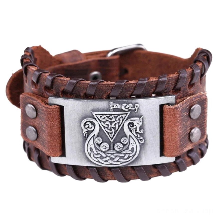 Ganzkörperansicht mit Wikinger Armband Drakkar Leder am Handgelenk