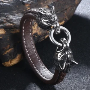 Detailansicht des Fenrir Wolf Kopfes an dem Wikinger Armband