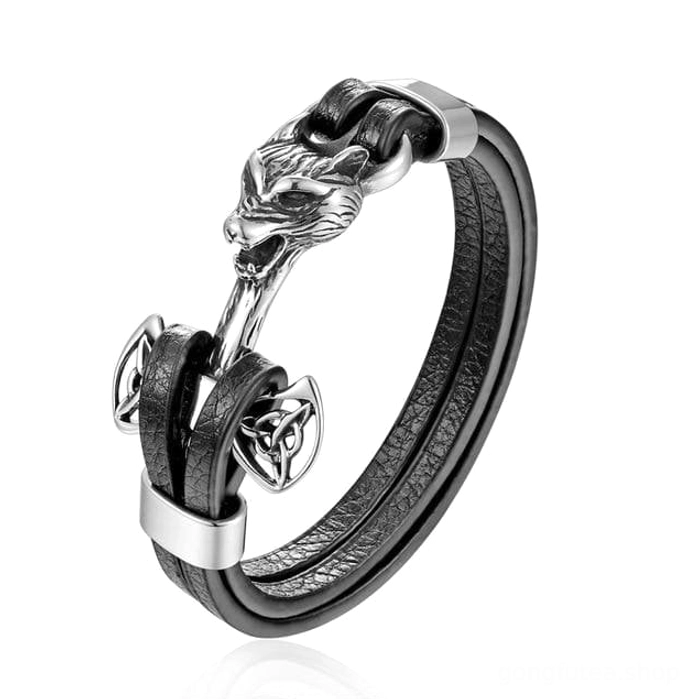 Nahaufnahme des Wikinger Leder Armband mit Fenrir Wolf Symbolik