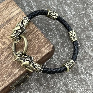 Nahaufnahme Wikinger Armband Geri & Freki mit Drachenkopf Detail und Runenperlen