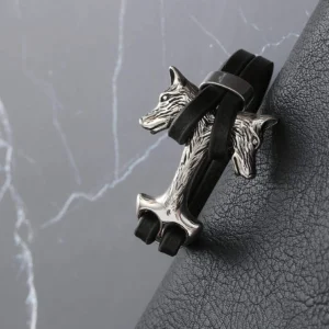 Nahaufnahme der Wolfsköpfe am Wikinger Lederarmband Geri Freki