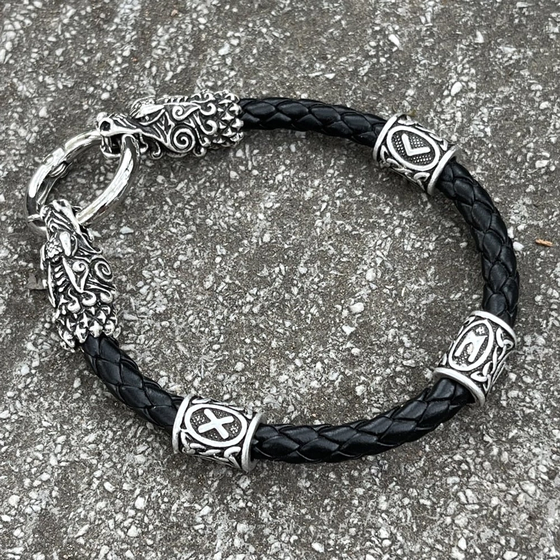 Gesamtansicht des schwarzen Wikinger Leder Armband mit antiken Metall Elementen
