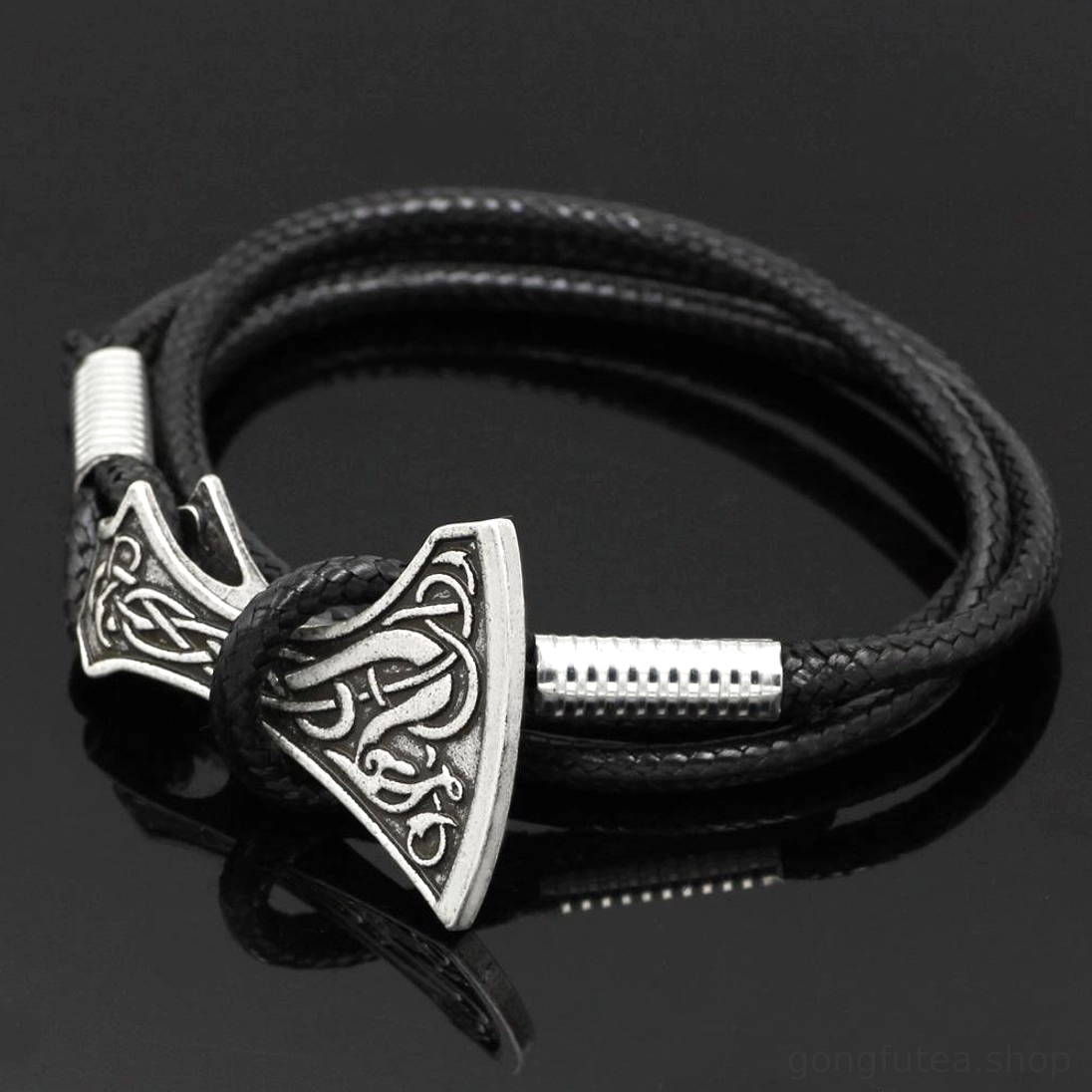 Wikinger Armband aus Leder mit Axtkopf Detailansicht der Wikinger Axt Gravur