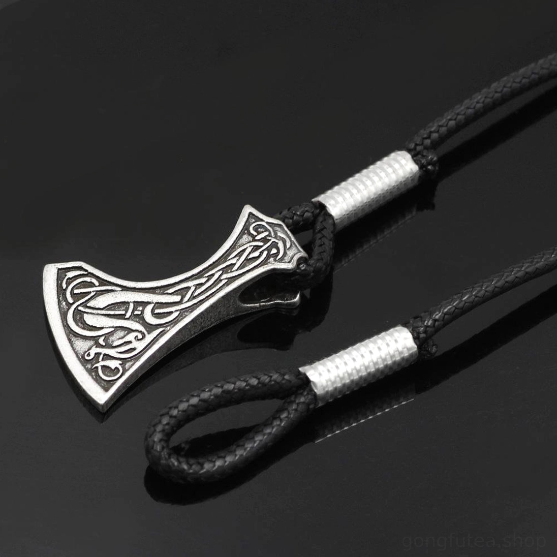 Wikinger Armband aus Leder mit Axtkopf Gesamtansicht des schwarzen Lederarmbands