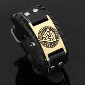 Detailansicht Wikinger Armband mit Valknut und Runen