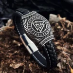 Wikinger Armband aus Leder mit Valknut Symbol und Runen, Handgelenk Ansicht